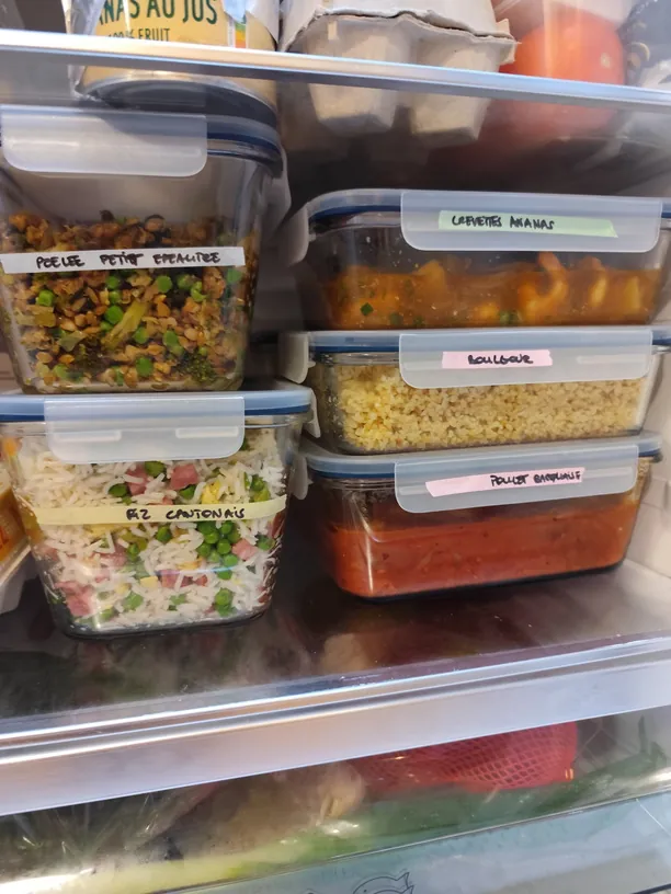 Réfrigérateur rempli de boîtes repas étiquetées