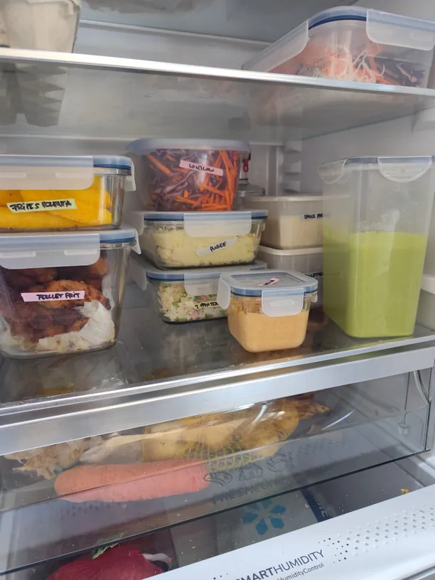 Repas de la semaine rangés au réfrigérateur