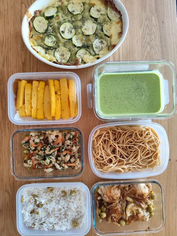 Assortiment de plats en boîtes