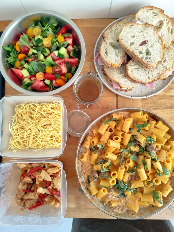 Quiche, salade et pâtes en boîtes