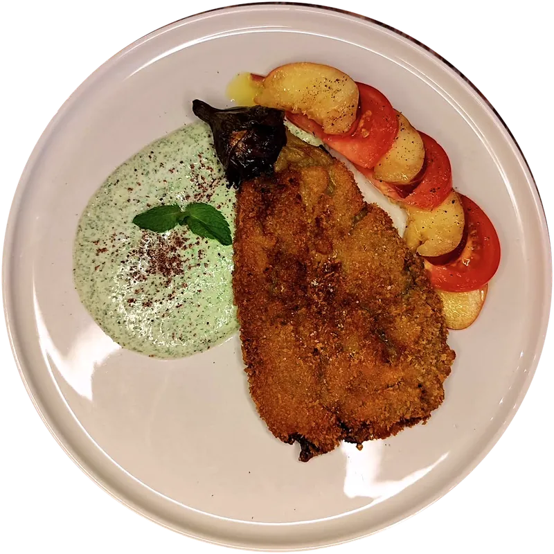 Aubergine panée, sauce yaourt, salade tomates-pêches