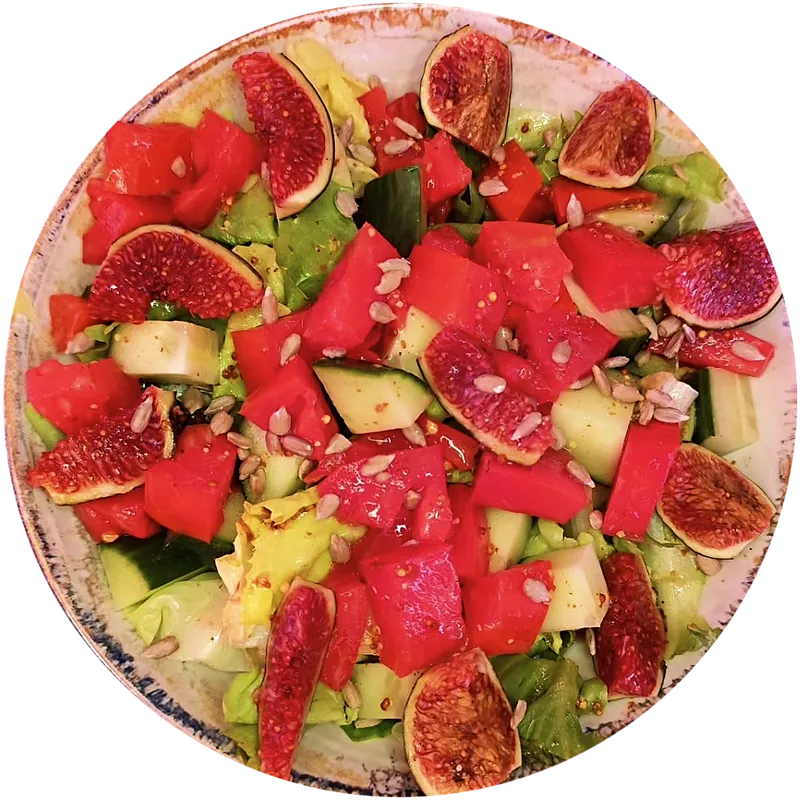 Salade composée, tomates, concombre et figue