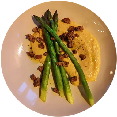 Purée de maïs à la tequila, asperges vertes et croûtons aux herbes