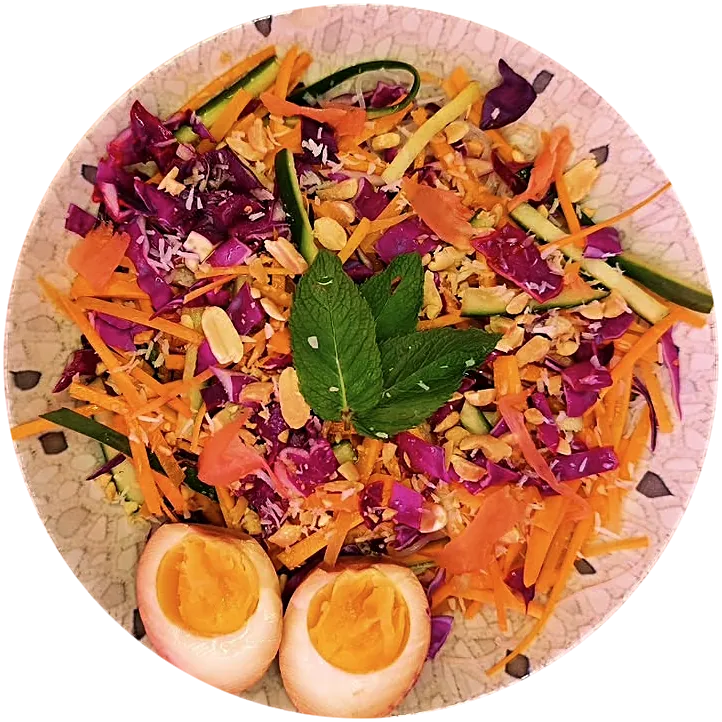 Salade thaï, œufs mollets marinés au soja