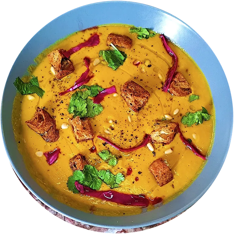 Velouté de potimarron, croûtons à l’ail, pickles de chou rouge et pignons de pin
